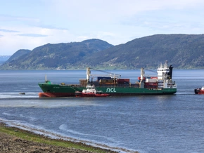 In Norwegen auf Grund gelaufenes Containerschiff geborgen