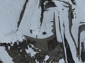 Stilfserjoch: Mit Motorrad durch Schnee geprescht