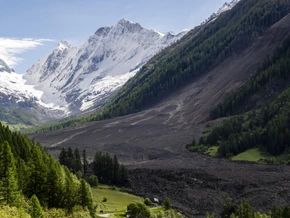 Nach Gletschersturz in der Schweiz wird Flutwelle befürchtet