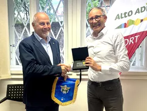 Armin Hölzl mit goldener FMI-Ehrenkarte ausgezeichnet