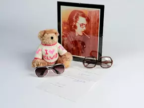 Teddy und Anzug von Elvis zu ersteigern