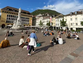 Gegen Sitzverbot: Wieder Flashmob auf dem Waltherplatz