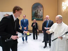 Habemus Tennisball: Sinner besucht den Papst und fordert ihn zum Duell