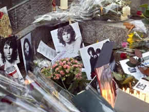 Gestohlene Skulptur von Jim Morrisons Grab wiedergefunden
