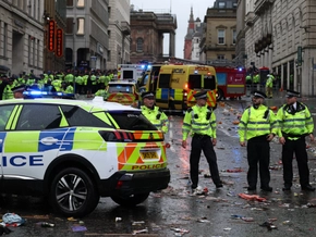 Auto fährt bei Liverpool-Meisterfeier in Menschenmenge