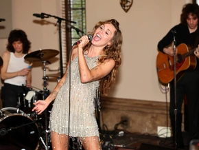 Miley Cyrus auf neuem Album “hypnotisierend und glamourös”
