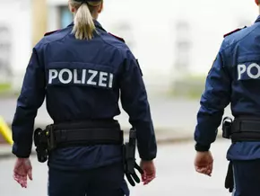 Polizistin stoppt Autofahrer für Verfolgung von Gesuchtem