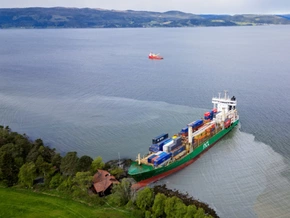 Containerschiff krachte in Norwegen in Garten