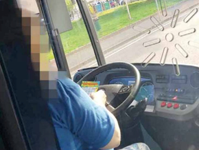 Rubbelnder Busfahrer muss Suspendierung fürchten