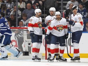 Titelverteidiger Florida startet mit 5:2 gegen Hurricanes