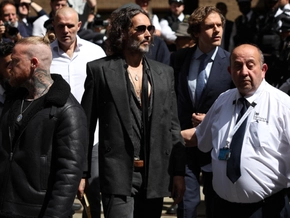 Britischer Komiker Russell Brand plädiert auf nicht schuldig