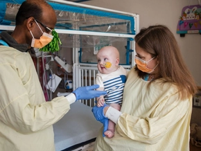 Baby mit personalisierter Gen-Therapie behandelt