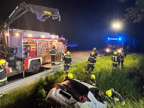 Pkw landet bei Plaus in Bachbett – schwer zugänglich