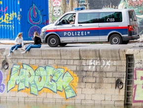 Mann springt unter Drogeneinfluss von Brücke