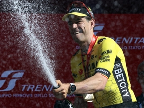 Van Aert gewinnt 9. Giro-Etappe, Roglič verliert viel Zeit