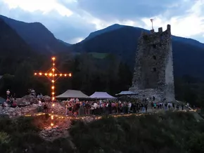 Feuer und Brauchtum: Große Herz-Jesu-Feier bei der Ruine Salern
