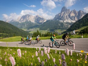 Die Dolomitenpässe Campolongo, Falzarego und Valparola als Kulisse