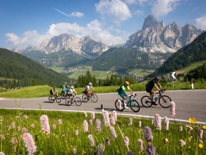Die Dolomitenpässe Campolongo, Falzarego und Valparola als Kulisse