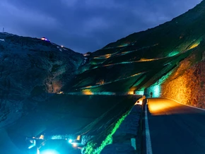 Nächtliches Lichtspektakel am Stilfserjoch: Kunst oder Kitsch?