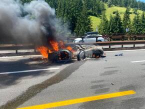 Oldtimer gerät auf Brennerautobahn in Brand