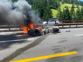 Oldtimer gerät auf Brennerautobahn in Brand