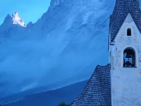 Wieder kracht es in den Dolomiten - Dorf von Staub bedeckt
