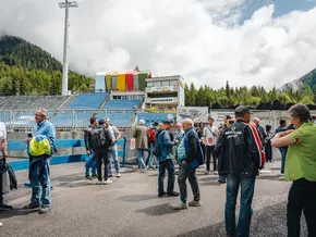 Journalisten und Journalistinnen besuchen Biathlon-Stadion