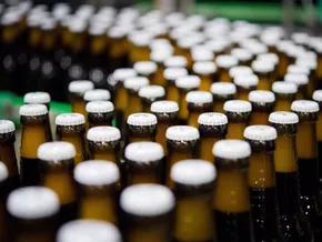 Mehr Mikroplastik in Glasflaschen als in Plastikflaschen