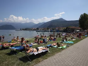 Müllhalde schlummert in idyllischem italienischen Badesee