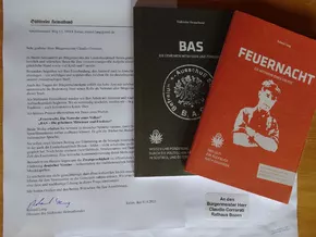 SHB gratuliert Bozner Bürgermeister Claudio Corrarati mit zwei Broschüren