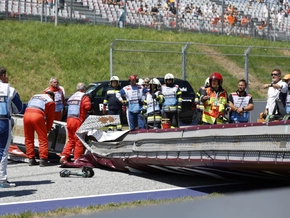 Laster reißt Werbebrücke auf Strecke -GP-Rennstart pünktlich