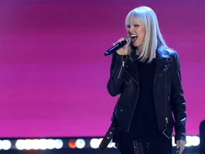 US-Sängerin Pat Benatar rahmt legendäres T-Shirt ein