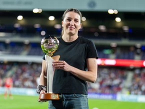 Dunst nimmt Pokal als Fußballerin des Jahres 2024 entgegen