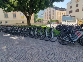 Nachhaltige Mobilität in Brixen: 65 neue E-Bikes übergeben