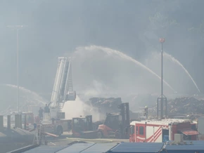 Großbrand auf Areal von Papierfabrik in Niederösterreich