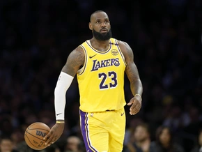 James zieht Option und spielt weiteres Jahr für L.A. Lakers