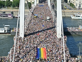 Hunderttausende bei verbotener Pride-Parade in Budapest
