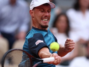Misolic nach Abwehr von Matchbällen in Wimbledon weiter
