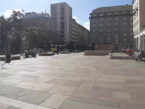 Neue Sitzbänke auf dem Giuseppe-Mazzini-Platz in Bozen