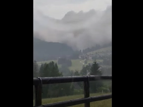 Riesige Staubwolke türmt sich über Dörfer nach Felssturz in den Dolomiten auf