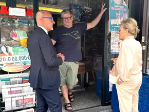 Bürgermeister Corrarati besucht Luciano Giacomi in seinem Zeitungskiosk