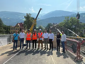 Brixen: Historische Widmannbrücken angehoben