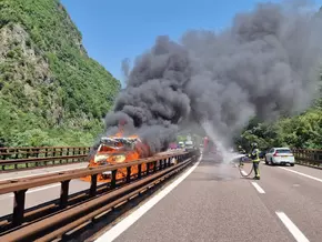 Lieferwagen auf A22 in Vollbrand