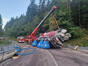 Ritten: Betonmischer kippt in Kehre um