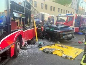 Bei Verfolgungsjagd in Wien in Linienbus gekracht
