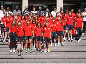FCS-Nachwuchsfußballerinnen im Landtag