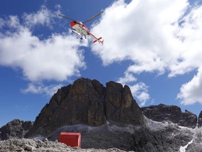 Hier fliegt ein Dolomiten-Biwak durch die Luft – Video