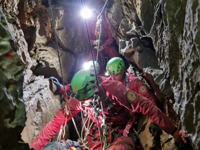 Glücklicher Ausgang: Marco Massola [62] lebend aus tiefer Höhle geborgen