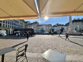 Bequem für Touristen: Reisebus parkt mitten am Waltherplatz