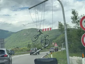 Dachträger mit Fahrrad verliert Kampf gegen Höhenbegrenzung